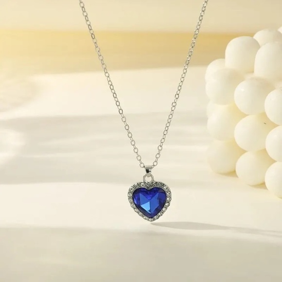 Jewelry - Beautiful Blue Heart Shape Pendant Necklace